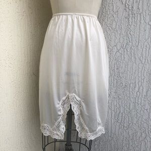 Vintage Intimates & Sleepwear - Vintage Ivory Lace Slip Skirt! Vintage Intimates & Sleepwear - Vintage Ivory Lace Slip Skirt!